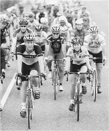 Opposite page The 2004 Ride for the Roses event raised 5.5 million and drew sixty-five hundred cyclists, among them such celebrities as Robin Williams (center), Will Ferrell (behind Armstrong), and Sheryl Crow (right).  Erich Schlegel/Corbis.
