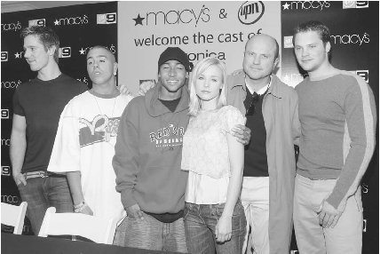 Kristen Bell poses with other members of the cast of Veronica Mars at an autograph session. Thos Robinson/Getty Images.