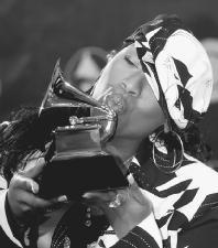 Missy Elliott kisses her 2004 Best Female Solo Performance Grammy Award. AP/Wide World Photos. Reproduced by permission.
